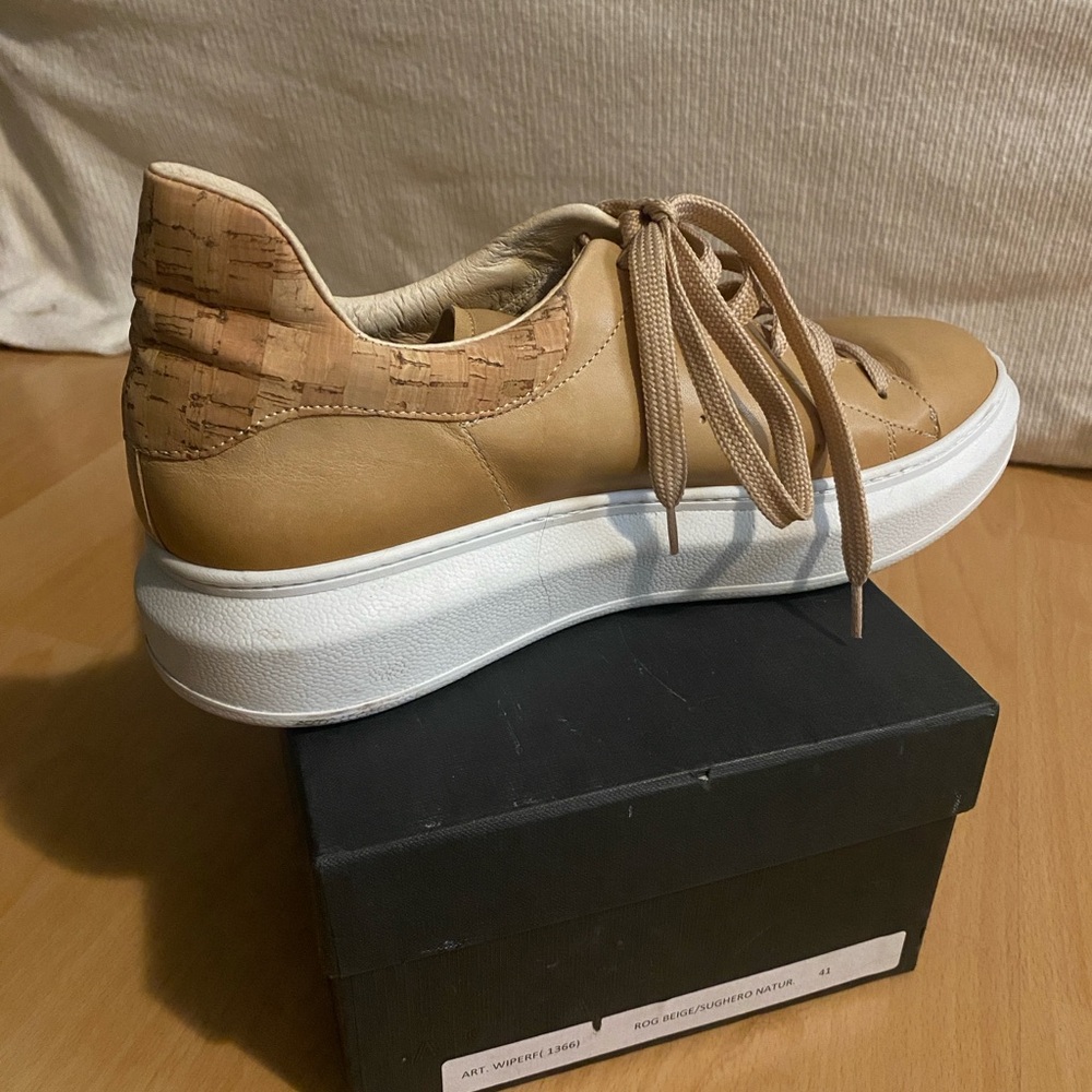 Aska beige leather walking shoe size 10